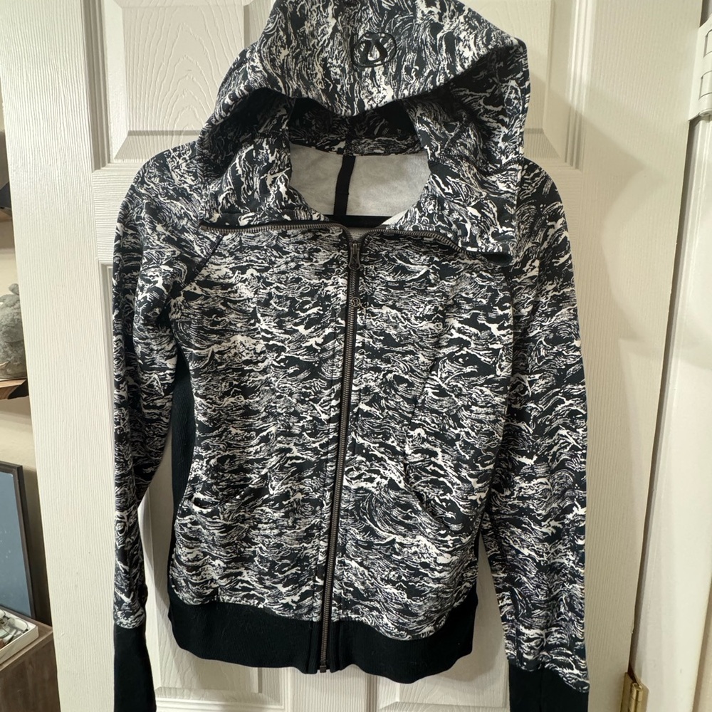 Lululemon Scuba Hoodie III (Terry)
Nami Wave White Black / Black